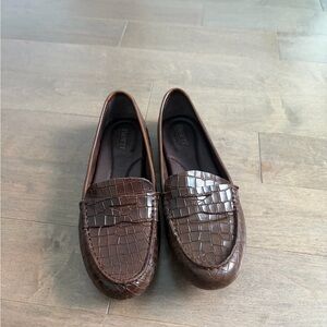 Born Chocolate Crocodile Embossed Loafers size 7, new without box